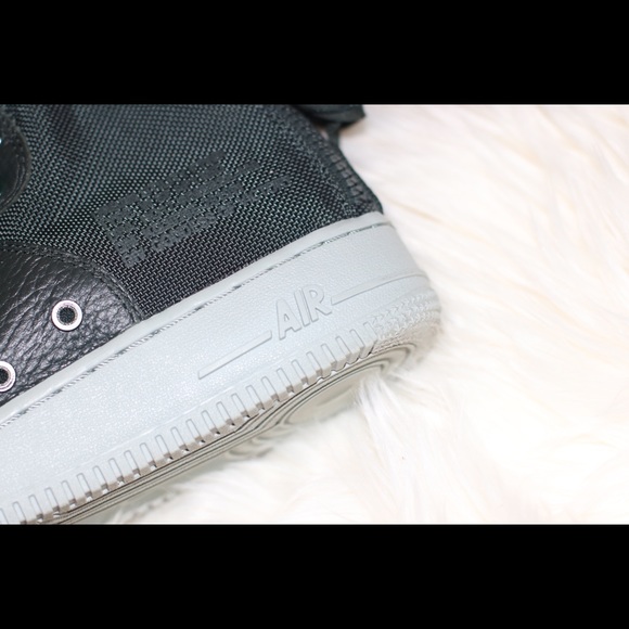 Air Force 1 - Picture 6 of 8